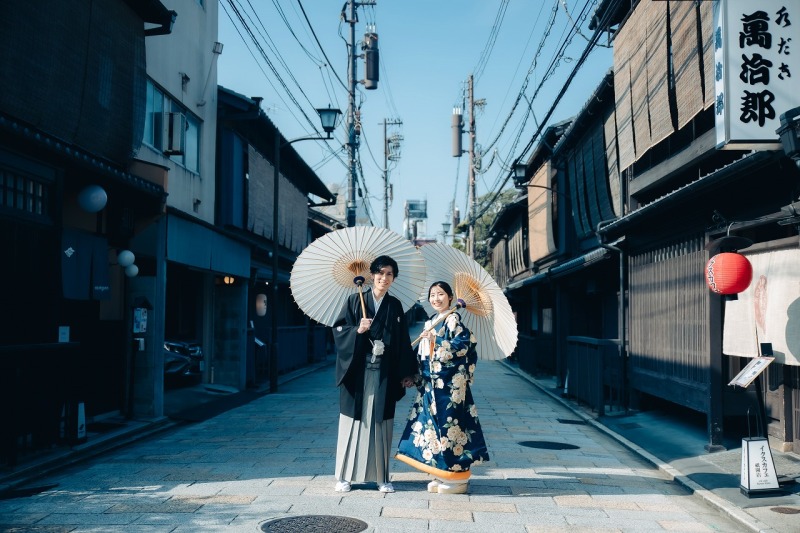 和傘に映える笑顔