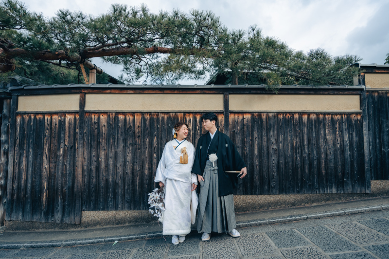 京の街並みで見つめ合うふたり