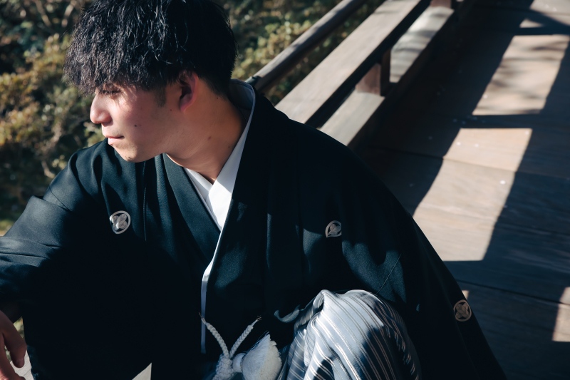 新郎の個性的なポーズでカッコよく