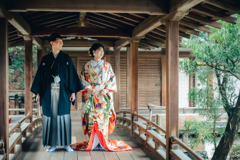 書院造の廊下から庭園を眺めながら