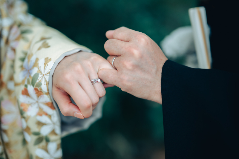 繋がるその手、薬指には誓いの証