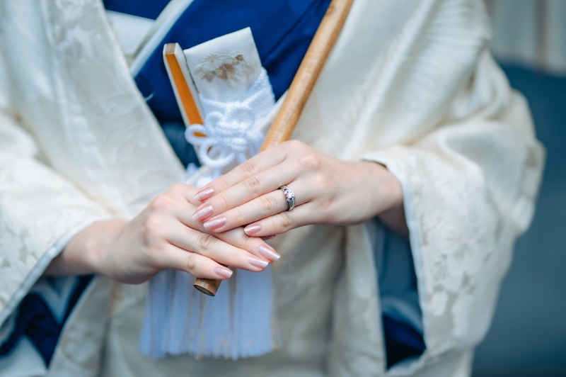 コーディネートも、指元も