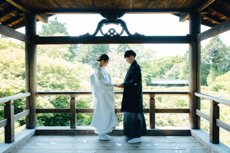 緑に向かってせり出したこの場所で手を取り合って