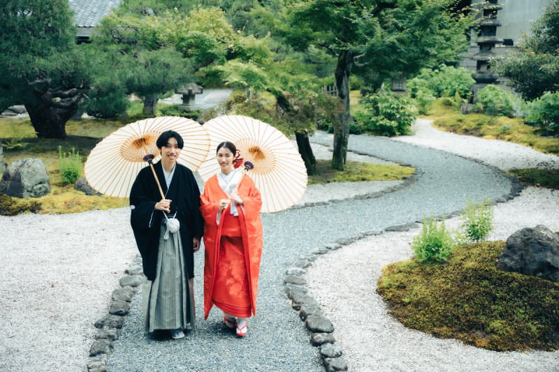 庭園を進む、雅で美しい一枚