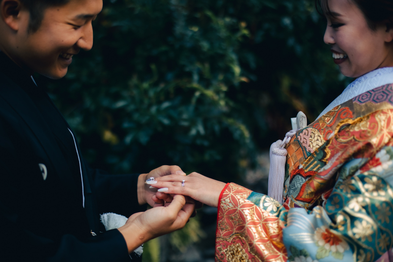 紋付袴と色打掛の袖元が華やかにおふたりの手元も