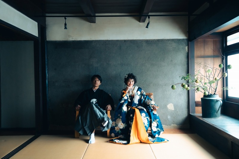 椅子に腰かけて