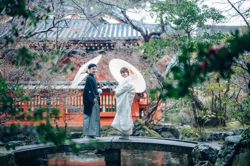 橋の上に番傘で