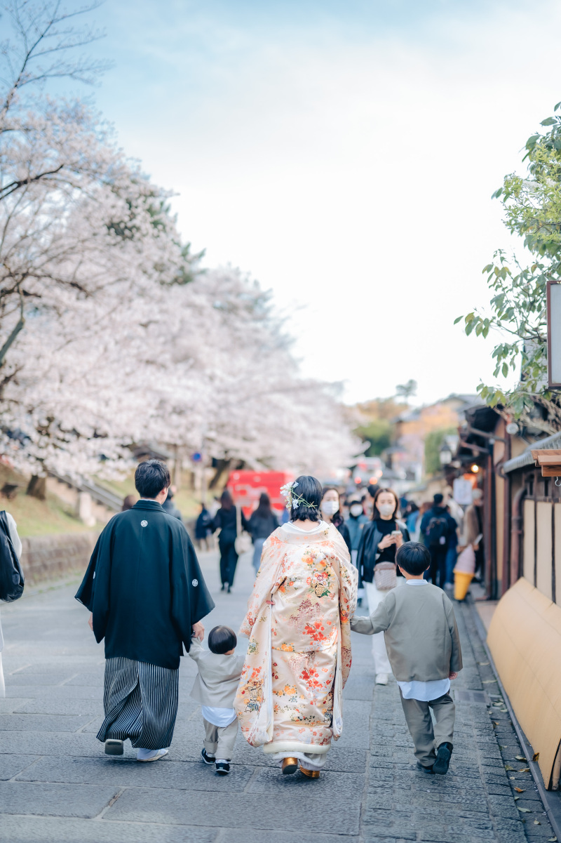 桜の花が家族を祝福