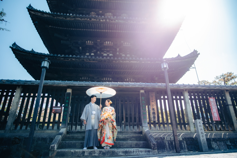 五重塔のふもとに進んで日差しの差し込む瞬間に