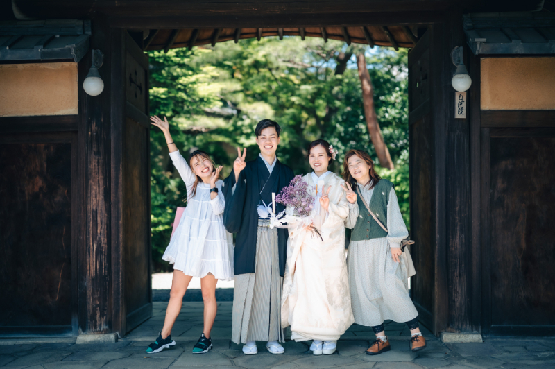 門の前では大切な方と共に