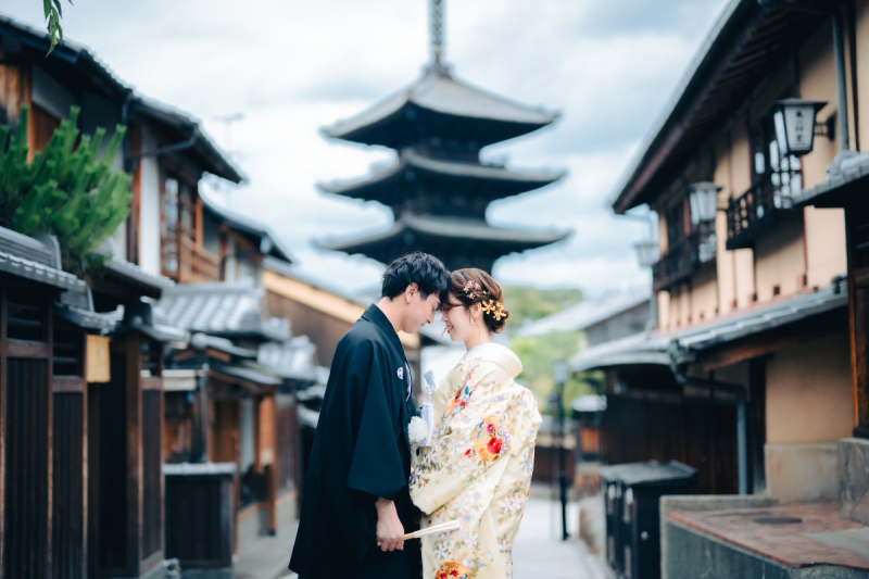 祇園の塔を中心に額を寄せ合う姿を