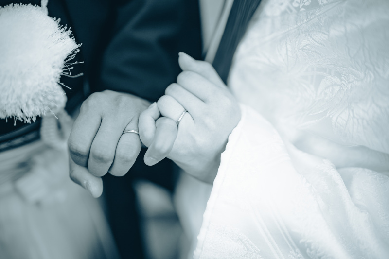 手を取り合って