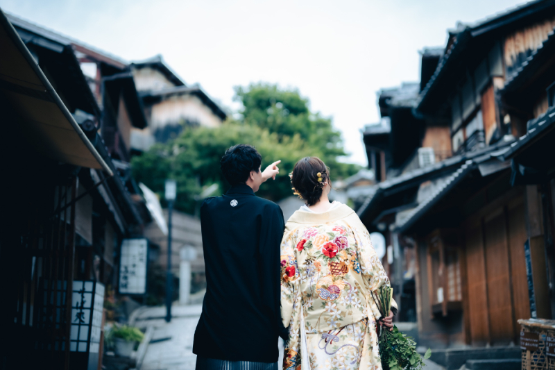 町家を眺めるバックショット