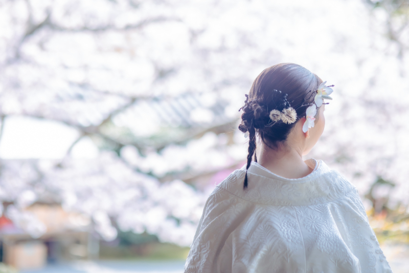 ご新婦様のバックショットはどこか神秘的に