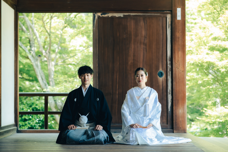 東福寺では白無垢に、和装ならではなお正座ショット