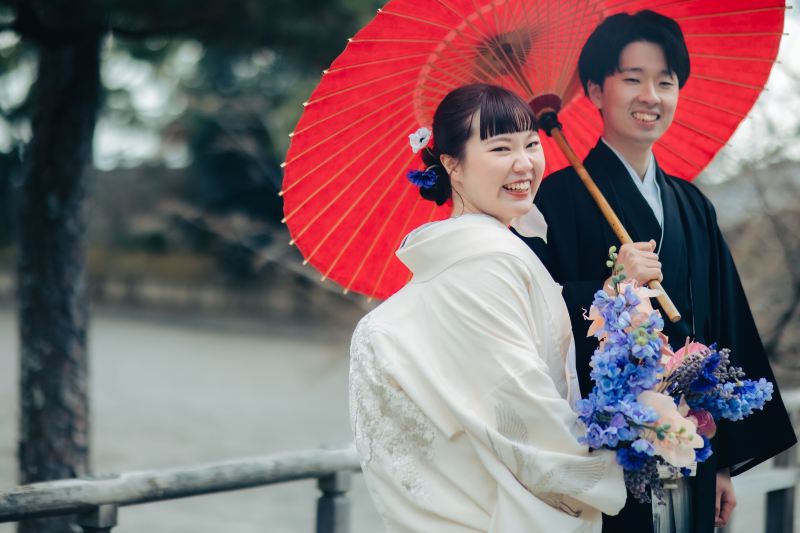 白無垢姿にビビットな赤い番傘でコントラストを