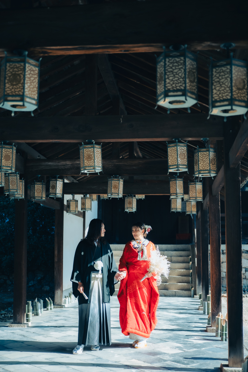 回廊に響く、ふたりの足音