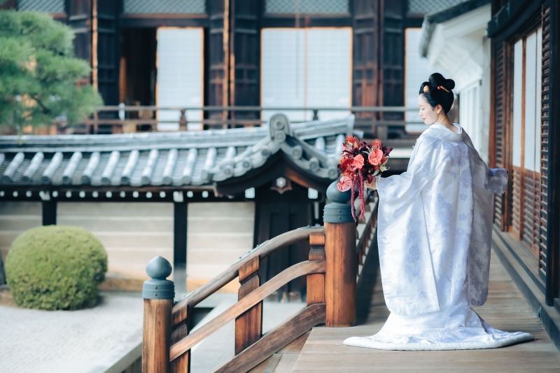 木造廊下に佇む