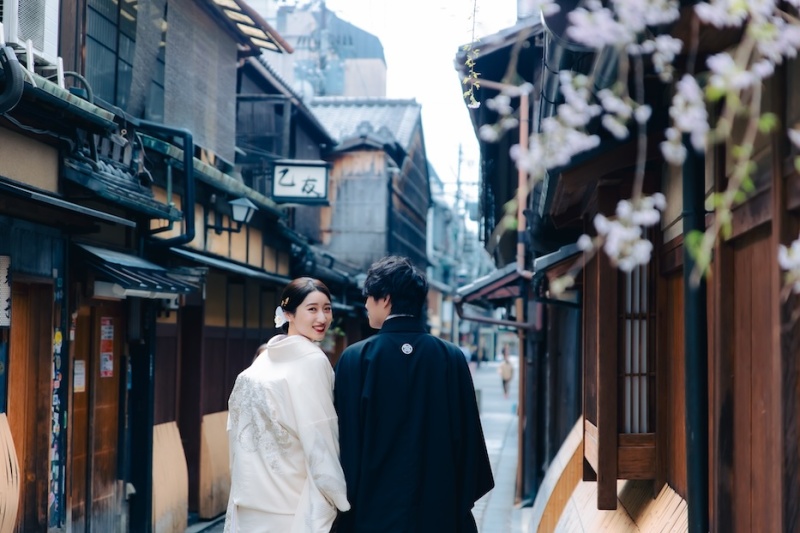 振り向きながら