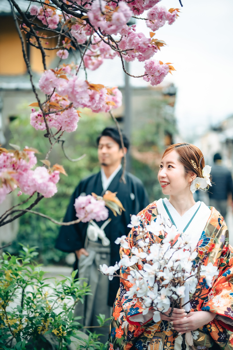 八重桜を見上げて