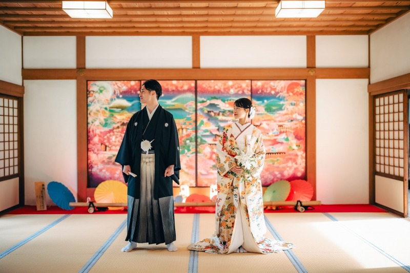 ピンクの襖の前で