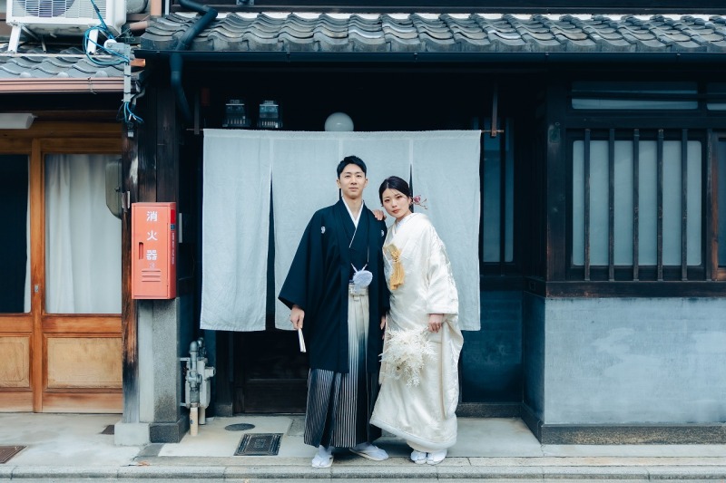 暖簾の前に新郎新婦様
