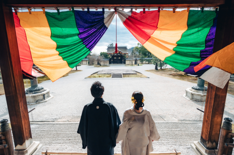 色鮮やかな門前で