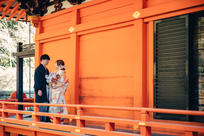 朱色の建物がおふたりを引き立てる
