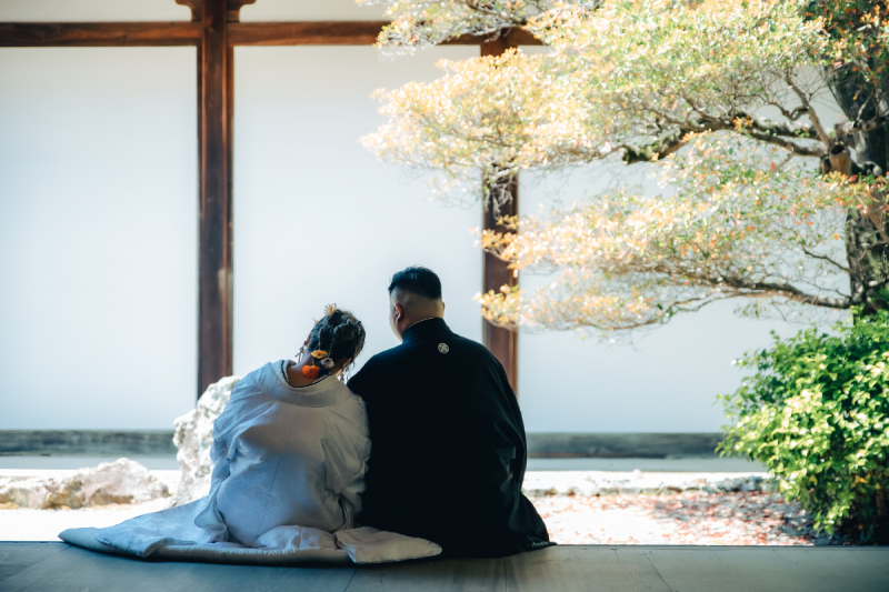 縁側に腰かけてゆったりとした時を