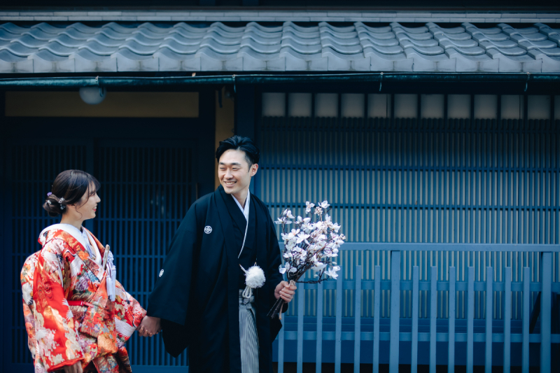 手を繋ぎ歩むその姿を