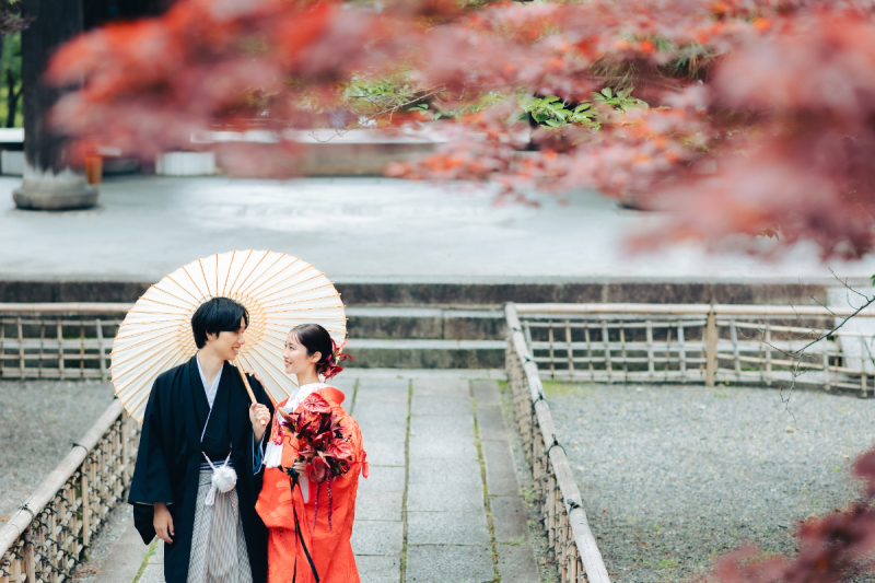 木々の隙間から覗くおふたりの姿を