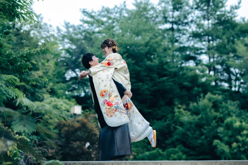 美しい世界の中でぎゅっと抱き合うハグショットを