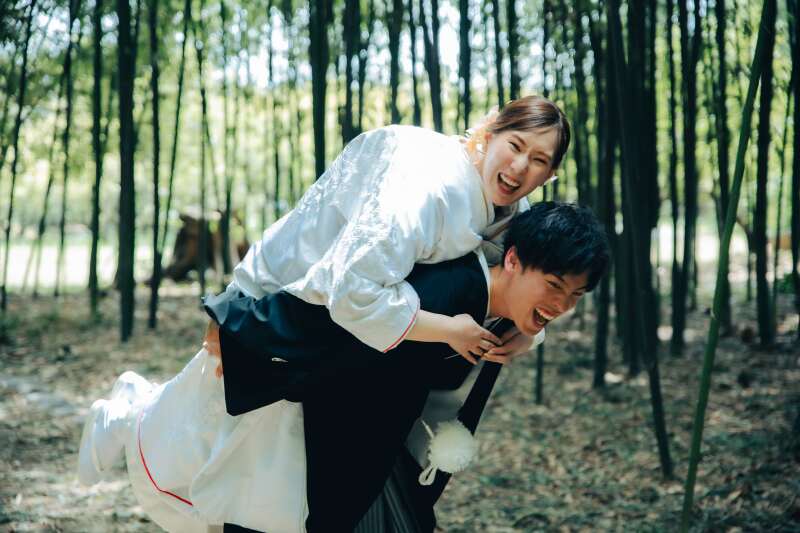 和の雰囲気漂う竹林の中で無邪気な姿