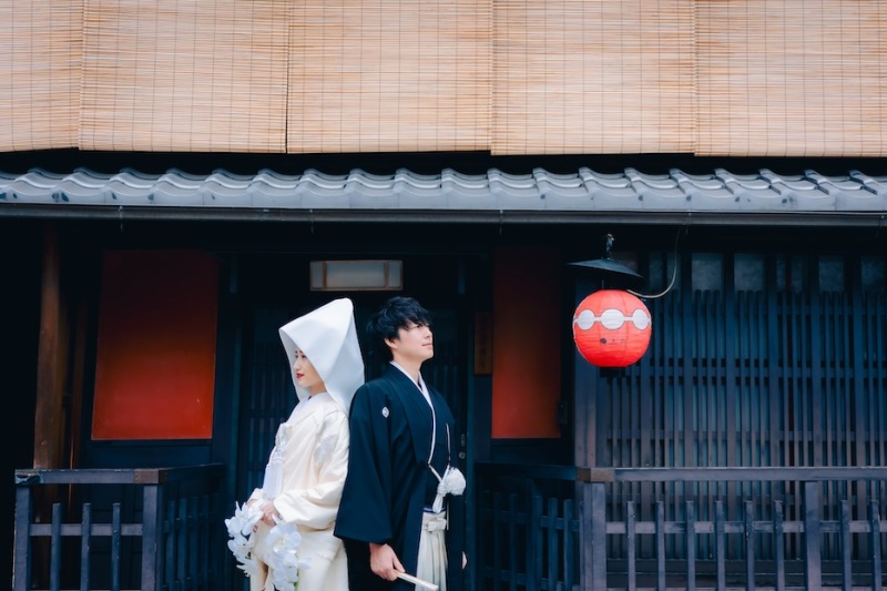 綿帽子をつけて