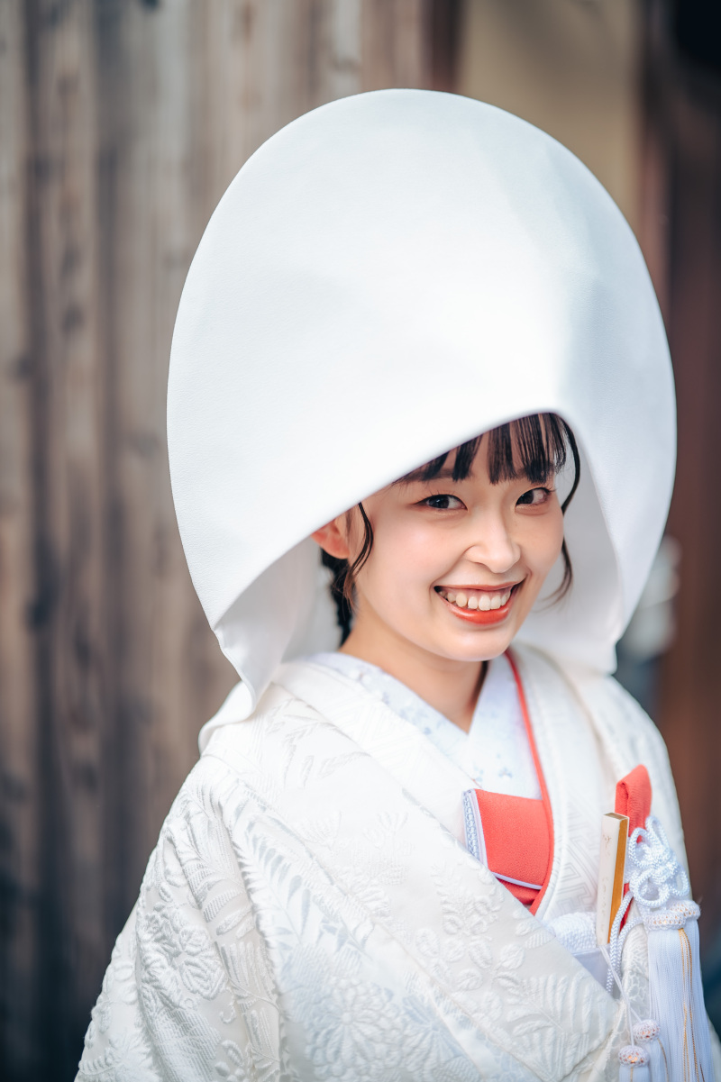 小物や襦袢の色が目を引く綿帽子姿