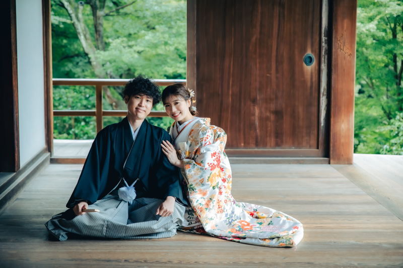 座っての寄り添ったポーズ