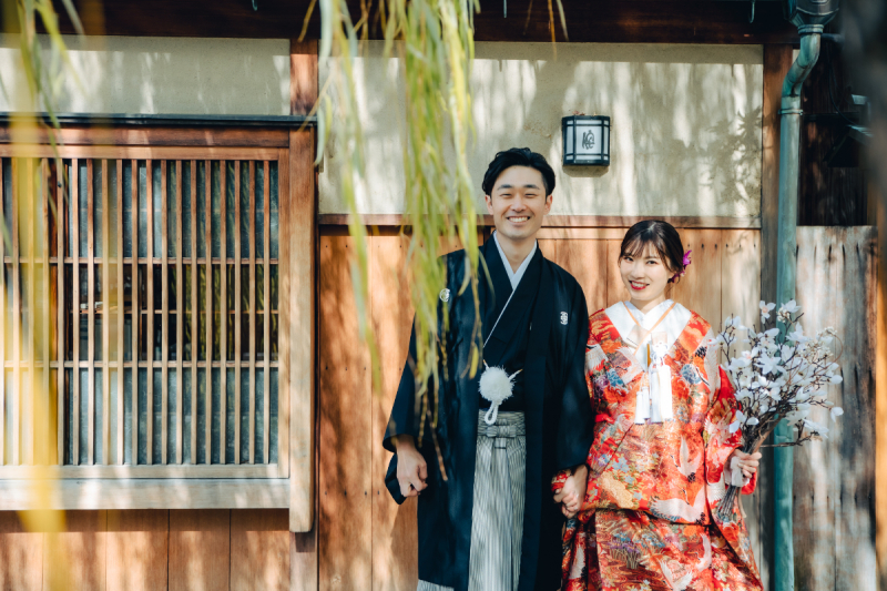 柳の木漏れ日に照らされて