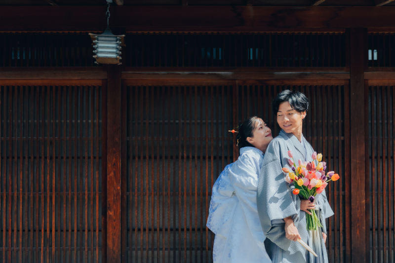 可愛らしくバックハグ♡