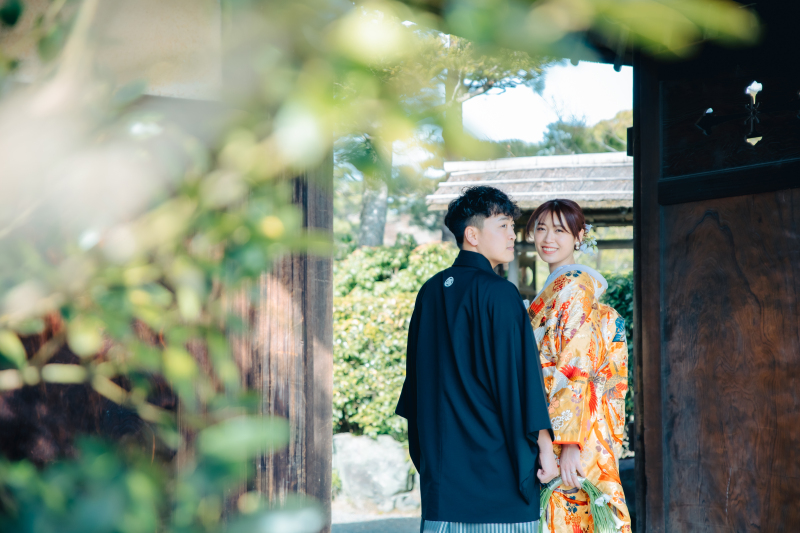 趣のある風景での振り向きショット