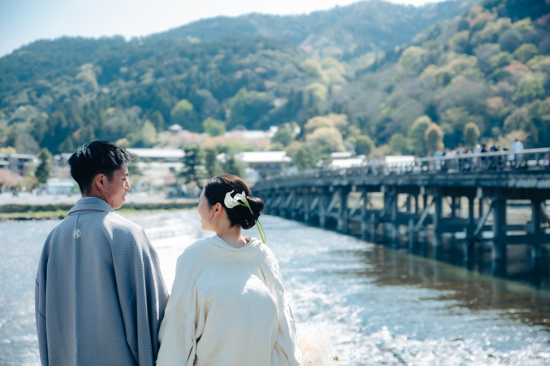 渡月橋を望みながら