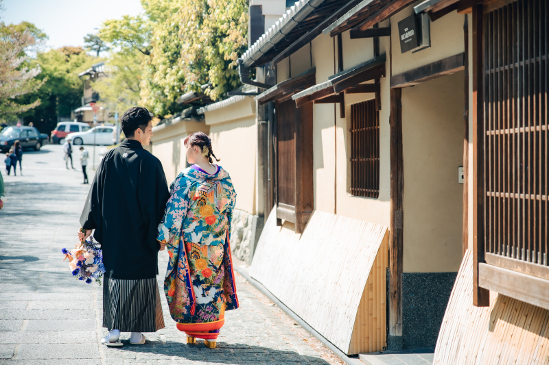春の優しい青空の下で