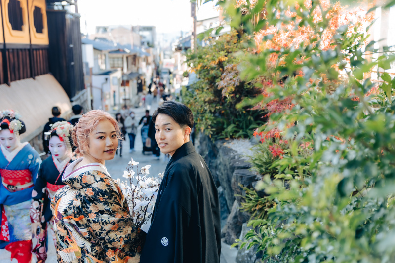 古都をバックに振り向きショット