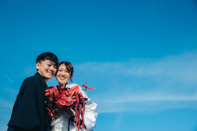 晴天広がる背景で白無垢も映える