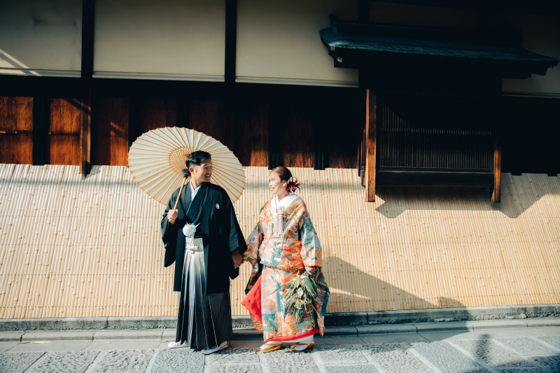 優しい光に包まれて石畳を和傘で散策