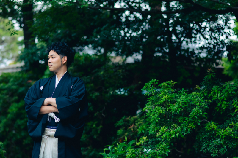 ご新郎様のソロショットは深緑の中で