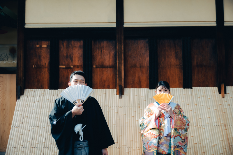 扇子で口元を隠してキュートに一枚