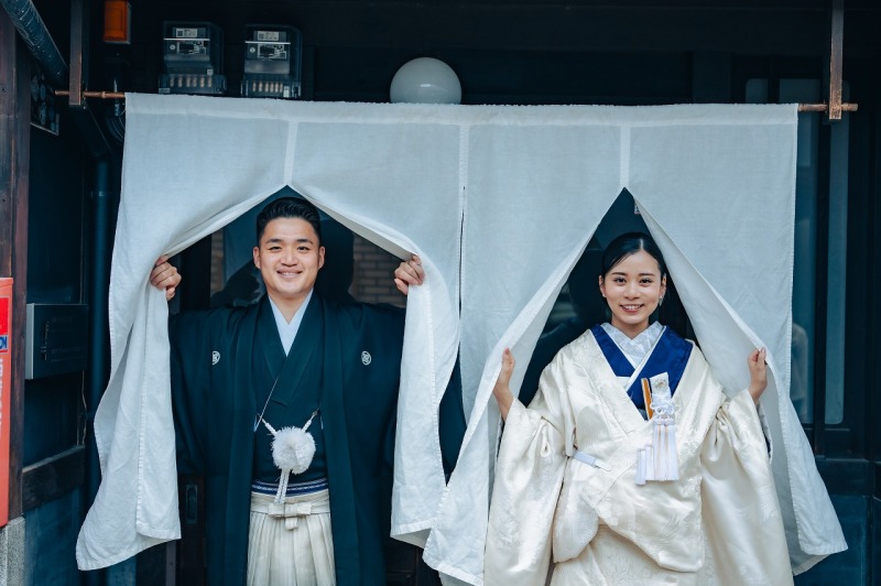 のれんから顔を出して