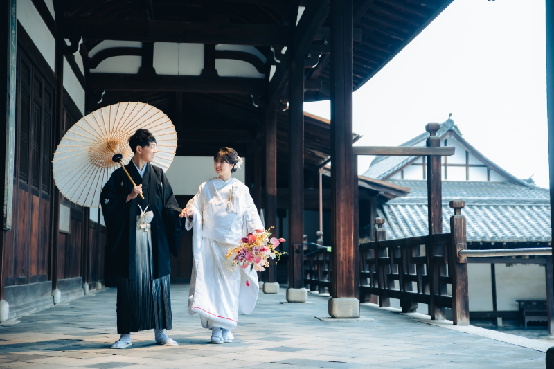 手を繋いだお散歩ショット