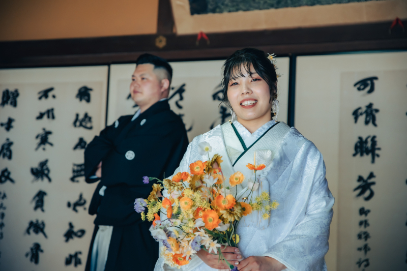 オレンジのブーケを手に