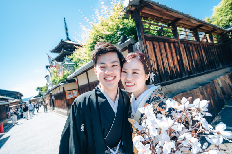 東山の街並みを背景に満点の笑顔を